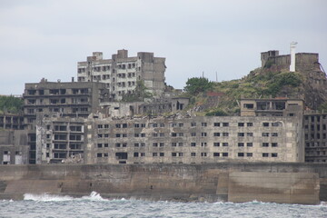 船上から見た、世界遺産「軍艦島(端島)」の一部分(長崎県)