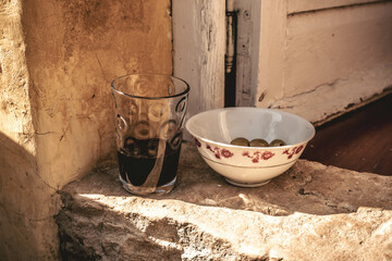 Vino y aceitunas en la puerta de casa