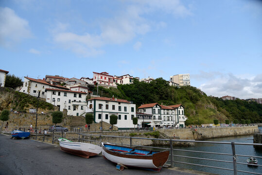Puerto viejo de Gecho en un dia despejado con barcas en primer plano. Vizcaya pais vasco