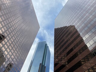 Obraz premium LOS ANGELES, CA, JAN 2021: Looking up at skyscrapers and reflections in Downtown Financial District on overcast day