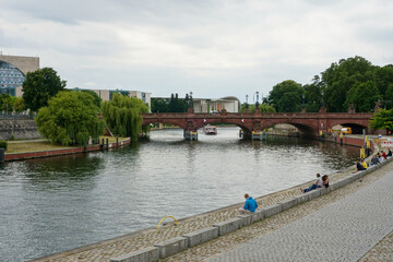 Fototapeta na wymiar People relaxing over the river Spree in Berlin