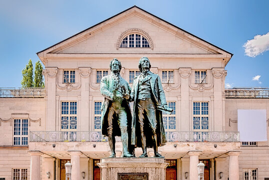 Goethe-Schiller-Denkmal vor dem Deutschen Nationaltheater in Weimar, Th&uuml;ringen, Deutschland