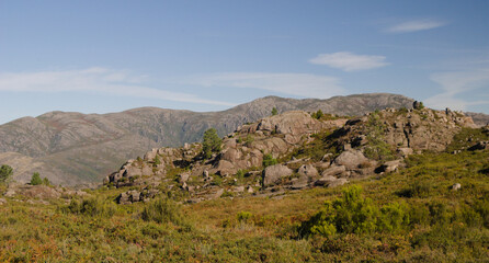Fototapeta na wymiar Paisagem de montanha com rochas - serra - paisagem de serra - montanhismo, céu azul - Gerês, Portugal 