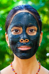 Großaufnahme einer Frau mit Aktivkohle Gesichtsmaske - 462972685