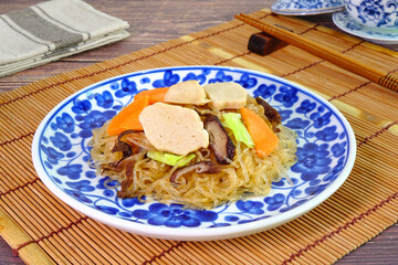 Bake vermicelli with vegetarian abalone, delicious vegetarian food