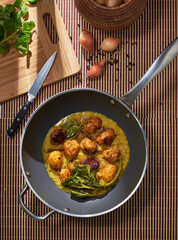 preparo vegano, batatas com cebola e espinafre 