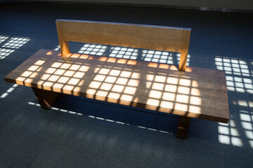 日の当たるベンチ