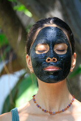 woman with facemask 