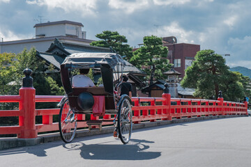 飛騨高山　赤い橋（中橋）と人力車
