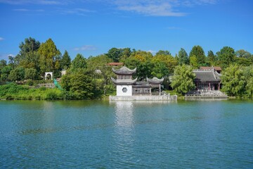 Fototapeta na wymiar 水辺に建つ古い中国風建物の情景＠大阪