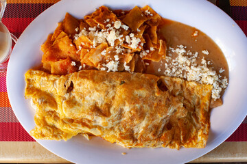 Omelette mit Chilaquiles und Bohnen, typisches mexikanisches Gericht