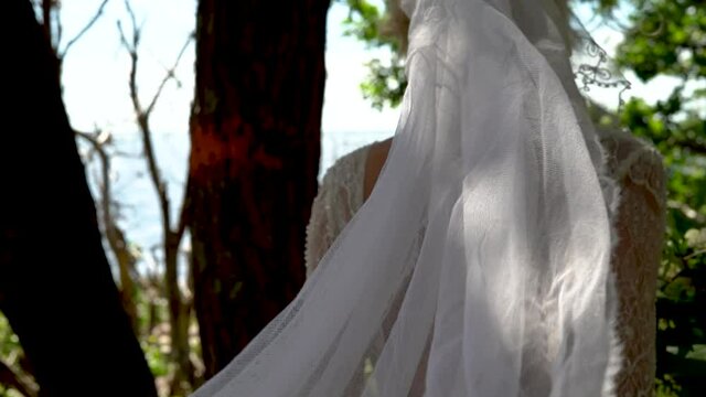 Brudkl&auml;nning i havs vind l&auml;ngs stranden