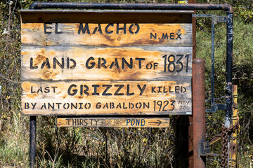 Fototapeta premium Handmade marker in the historic El Macho community in Pecos River Canyon in New Mexico's Sangre de Cristo Mountains