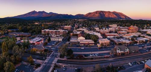 Aerial panorama of Flagstaff Arizona at dusk - obrazy, fototapety, plakaty