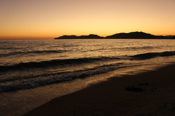 マジックアワーの瀬戸内海の景色　山口県光市の夕日のヒカリと輝き
