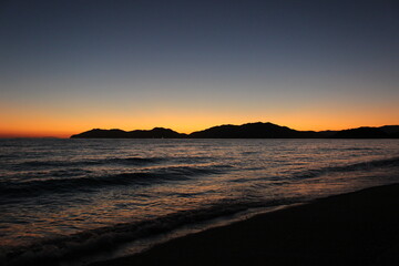 マジックアワーの瀬戸内海の景色　山口県光市の夕日のヒカリと輝き