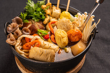 간장 베이스로 만든 육수와 다양한 어묵이 들어간 어묵탕