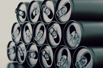 黒く塗りつぶした缶