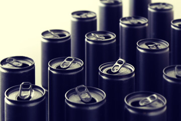 黒く塗りつぶした缶