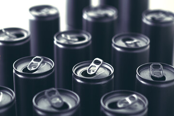 黒く塗りつぶした缶