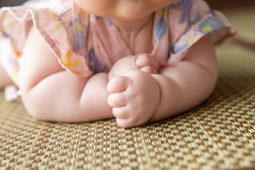 うつ伏せの赤ちゃんの手