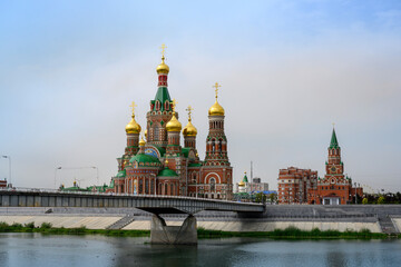 Fototapeta premium Bridge, lake and Cathedral of Archangel Gabriel and the Annunciation in Yoshkar-Ola, Russia