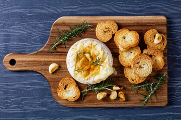 Baked camembert cheese with croutons, top view - obrazy, fototapety, plakaty