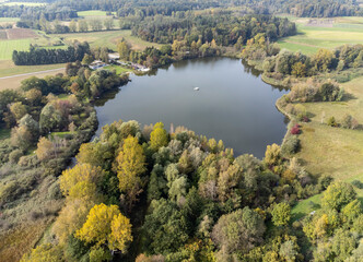 Der B&ouml;hringer See bei Radolfzell, umgeben von herbstlicher Vegetation