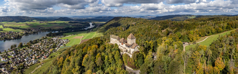 Fototapeta na wymiar Die Burg Hohenklingen, oberhalb von Stein am Rhein, am Horizont die Hegauberge
