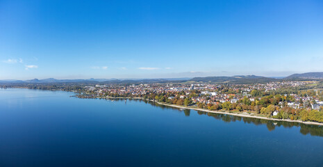 Fototapeta na wymiar Blick über die Halbinsel Mettnau zur Stadt Radolfzell am Bodensee, am Horizont die Hegauberge