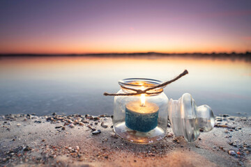 Romantik am Strand mit Kerze
