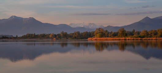 Fototapeta na wymiar sunrise over Chiemsee lake with the alps in the background