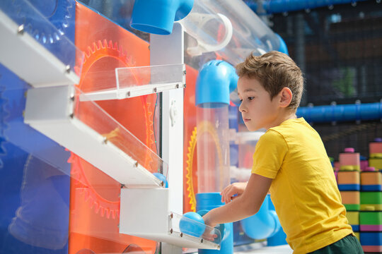 fascinating physics with a labyrinth of pipes. By doing the experiments, the child will gain practical skills and understand that learning is fun.
