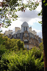blick auf pariser architektur von der promenade plantée