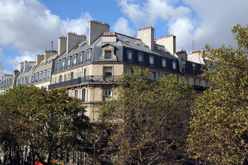 Fototapeta na wymiar blick auf pariser architektur von der promenade plantée