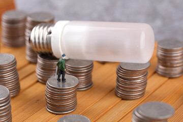 Miniature creativity discovers the money and light in the book