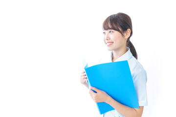 カルテを持つ看護師