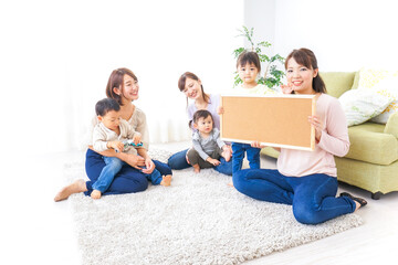 ボードを持つ子供とお母さん
