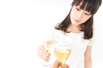 ワインを飲む若い女性