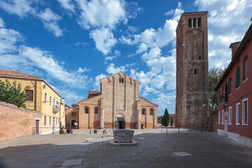 Murano, Venezia. Piazza e Basilica di Santa Maria e Donato con il campanile
