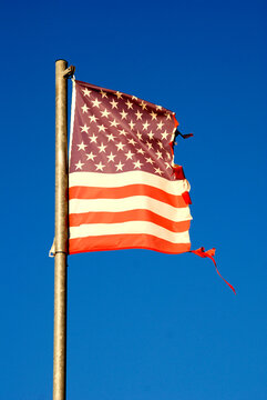 Amerikanische Flagge halbiert mit Halbmond. Symbolfoto