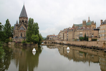 Fototapeta na wymiar protestant church (temple neuf) and river moselle in metz in lorraine (france) 