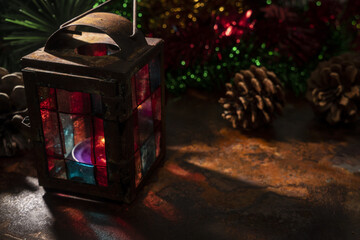 등불이 켜진 크리스마스 느낌의 사진