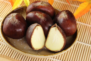 秋の味覚 複数の愛媛産の利平栗とその断面と紅葉