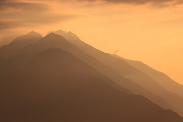 Alpengipfel im Morgendunst; Blick vom Comer See (Gravedona) zur Gruppe um den Monte Spluga am Eingang zum Veltlin 