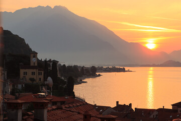 Sonnenaufgang am Comer See; Blick von Gravedona zum Veltlin