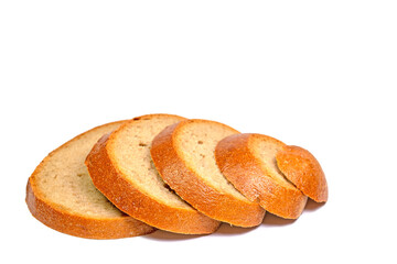 Brot in Scheiben geschnitten vor weißem Hintergrund