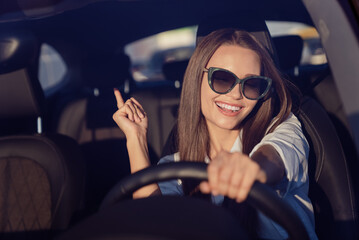 Photo portrait smiling woman wearing sunglass enjoying music driving car in summer