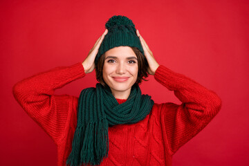 Photo portrait young woman wearing knitted headwear scarf isolated vibrant red color background