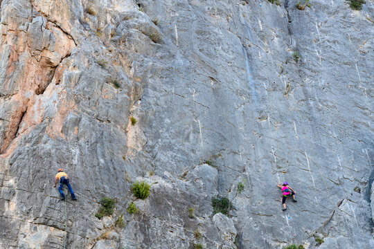 Gente practicando la escala en una pared de roca, cerca de la población de Jérica, en la provincia de Castellón. Comunidad Valenciana. España. Europa